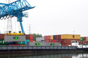 Loading Move Intermodal containers on an inland navigation vessel