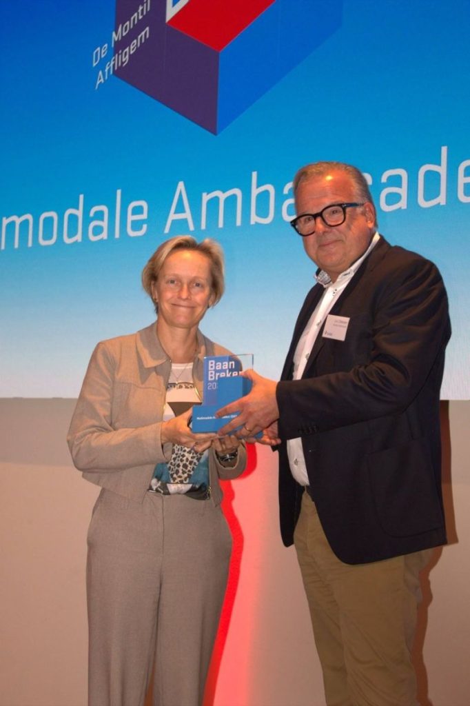 Luc Driessen receives the multimodal ambassador award from Annick de Ridder, Flemish Minister of Mobility, Public Works, Ports and Sport.