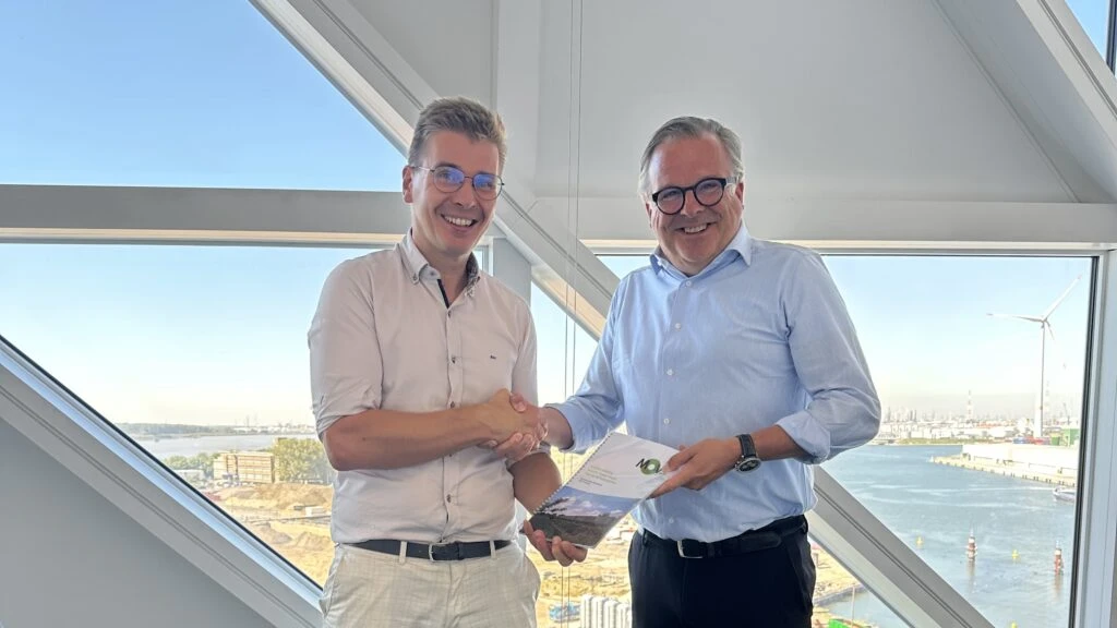 Unveiling of the sustainable strategy report by Luc Driessen and Hans Verboven.