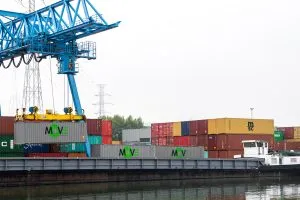 Loading Move Intermodal containers on an inland navigation vessel
